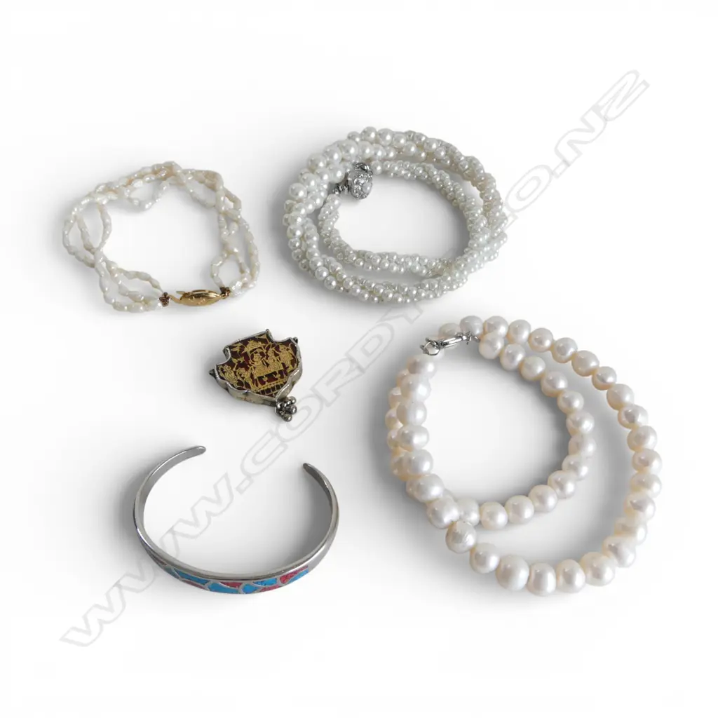 COLLECTION OF PEARL & OTHER JEWLERY Image 1++