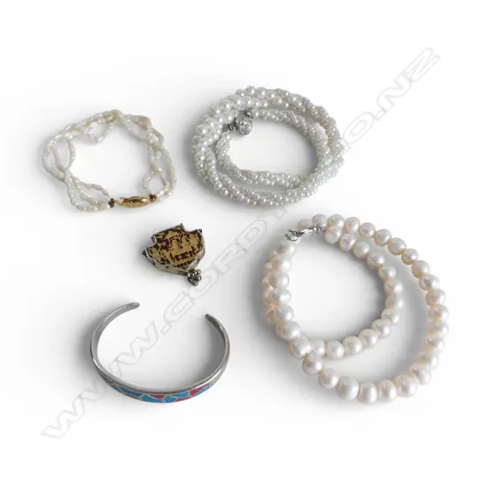 COLLECTION OF PEARL & OTHER JEWLERY