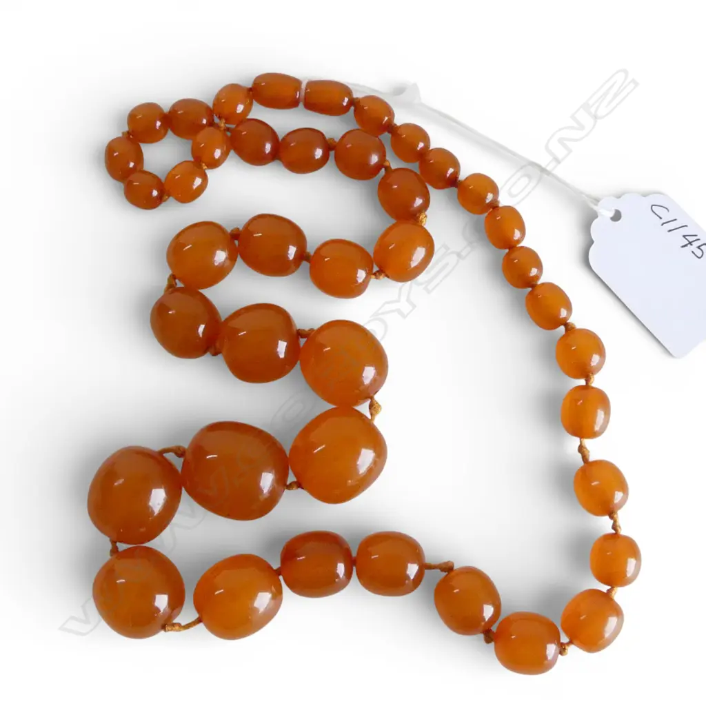 VINTAGE GRADUATED AMBER NECKLACE, L.600mm - slight stretch in cord Image 1++