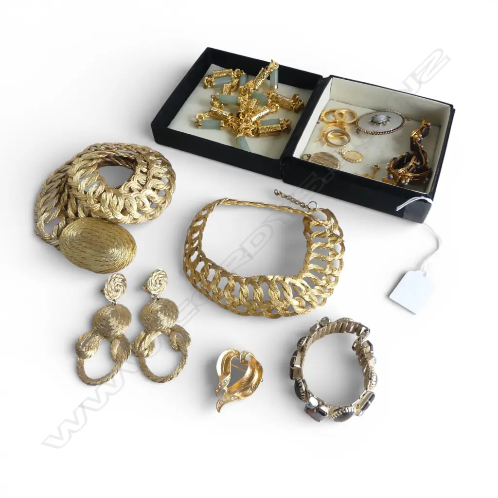 GOLD TONE COSTUME JEWELLERY INCL. BELT, NECKLACE & EARRINGS SET, BRACELETS, 9ct AGATE & TURQUOISE/SEED PEARL BROOCH Image 1++