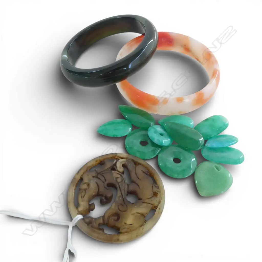 12 JADE PENDANTS + 2 JADE-LIKE GLASS BANGLES Image 1++