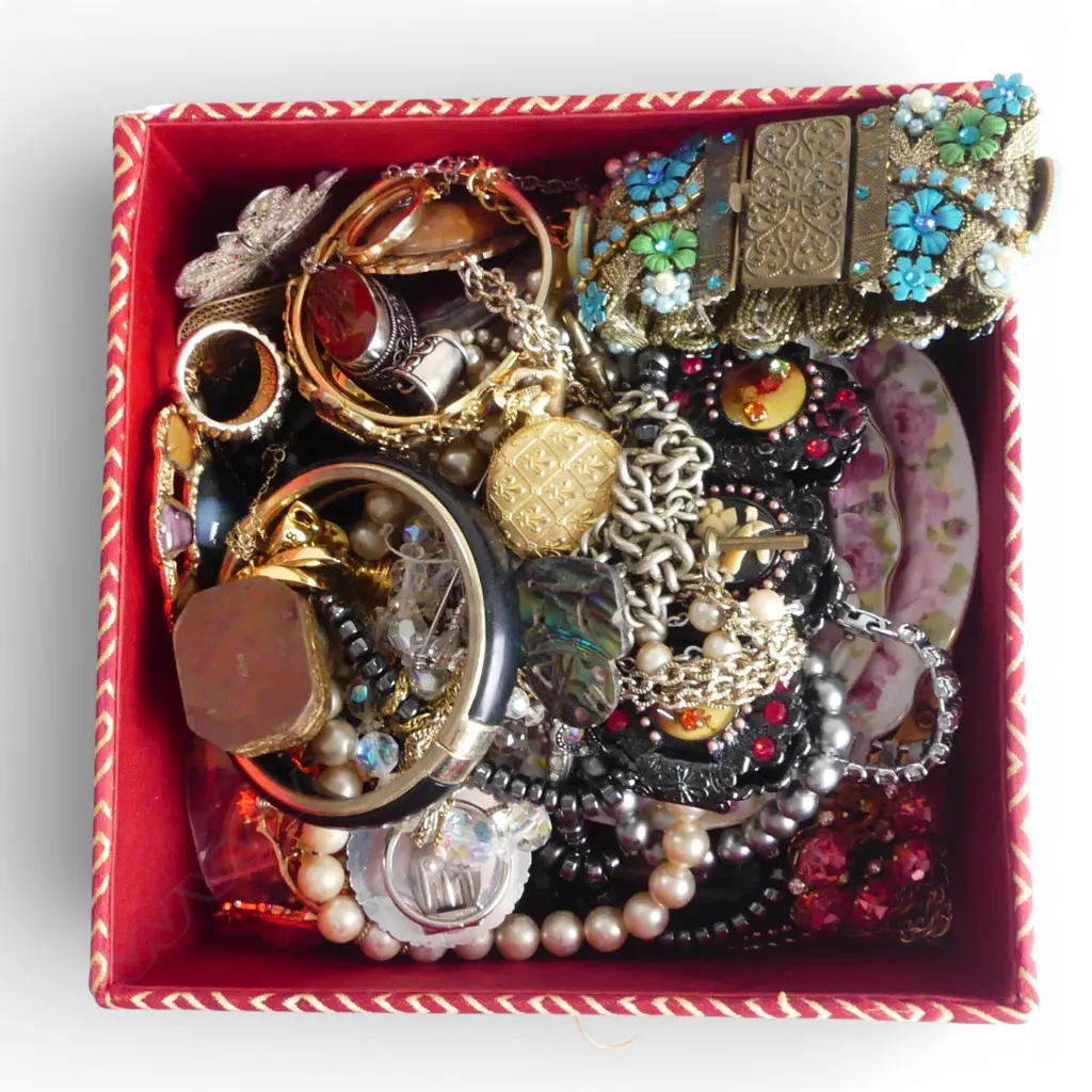 ASST. COSTUME JEWELLERY Image 1++