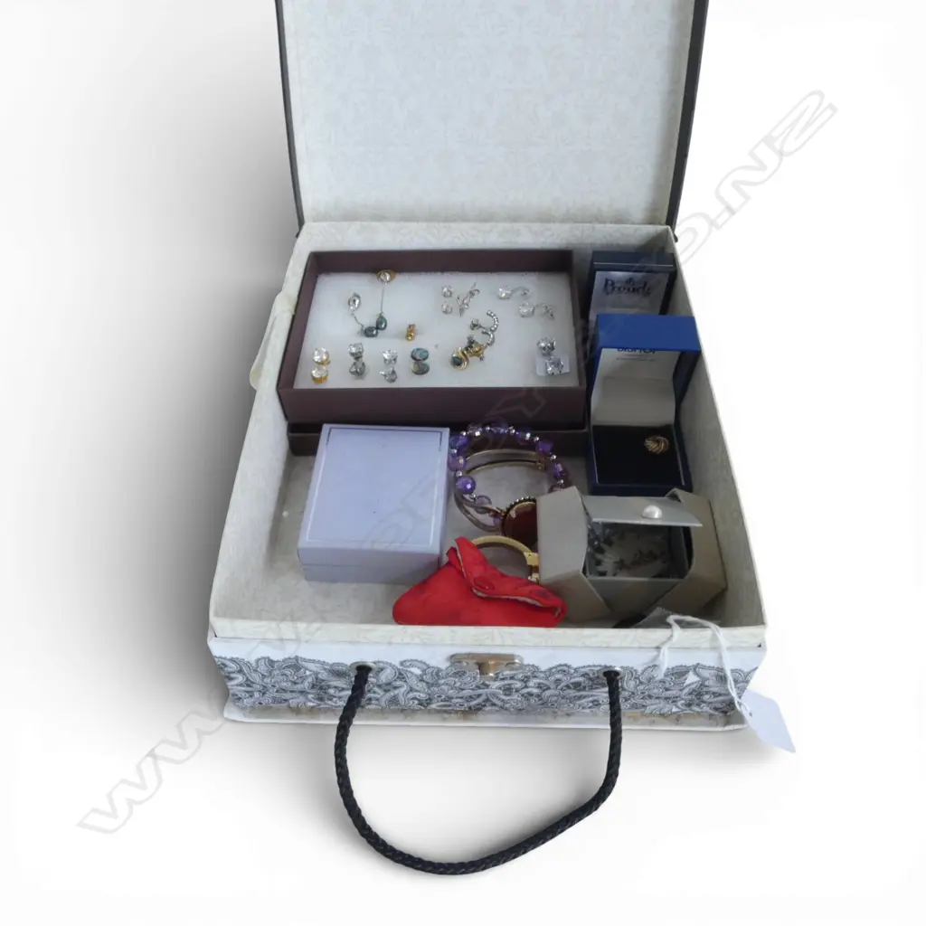 JEWELLERY BOX OF ASSORTED COSTUME JEWELLERY Image 1++
