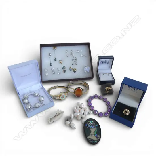 JEWELLERY BOX OF ASSORTED COSTUME JEWELLERY