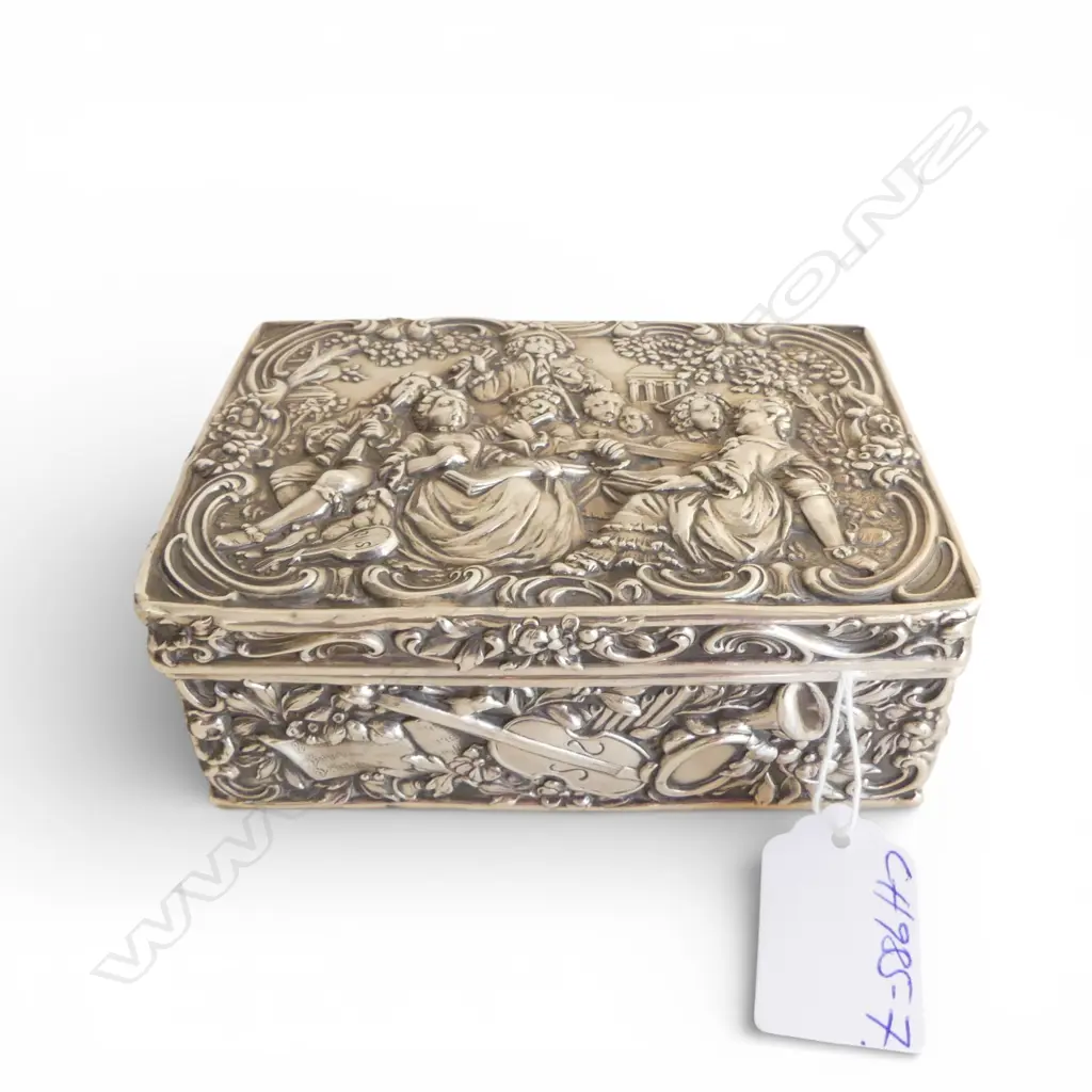 c.1900 HANAU SILVER EMBOSSED BOX musical themes & figures. Import marks Chester 1903 263gms Image 1++