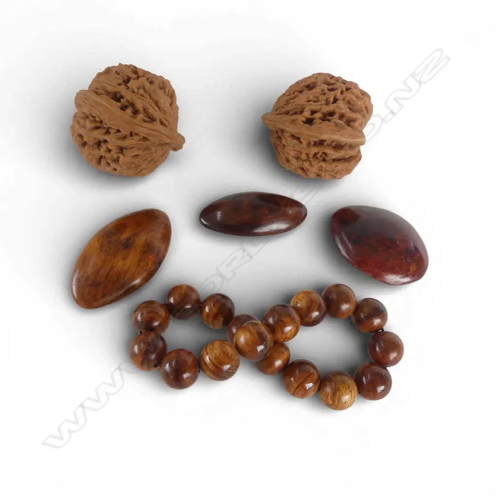 HUANGHUALI, BEADS & 4 PCES W.40mm + 2 WALNUTS Image 1++