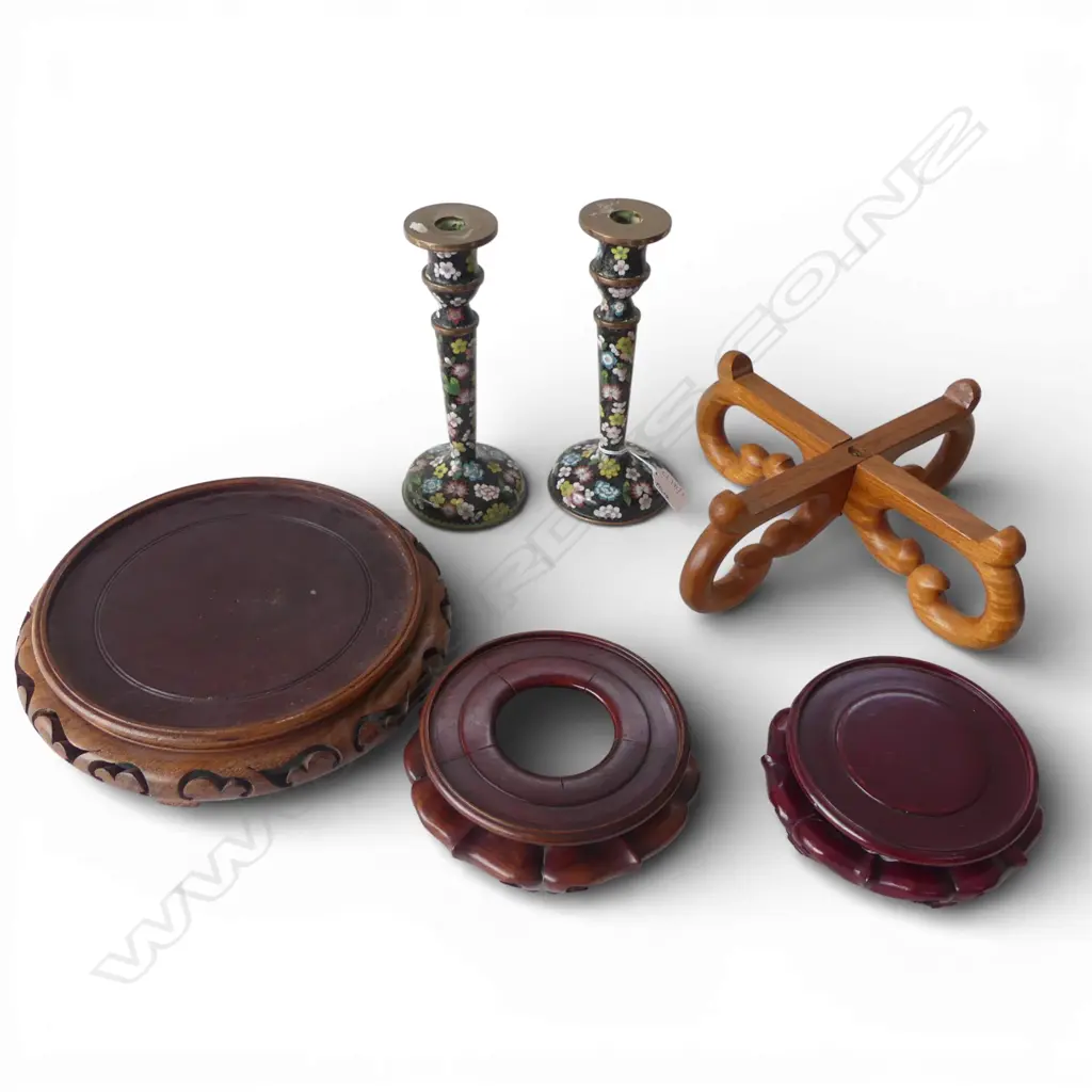 PR CLOISONNE CANDLESTICKS H.215mm FAULTS + 4 ORIENTAL WOODEN STANDS Image 1++