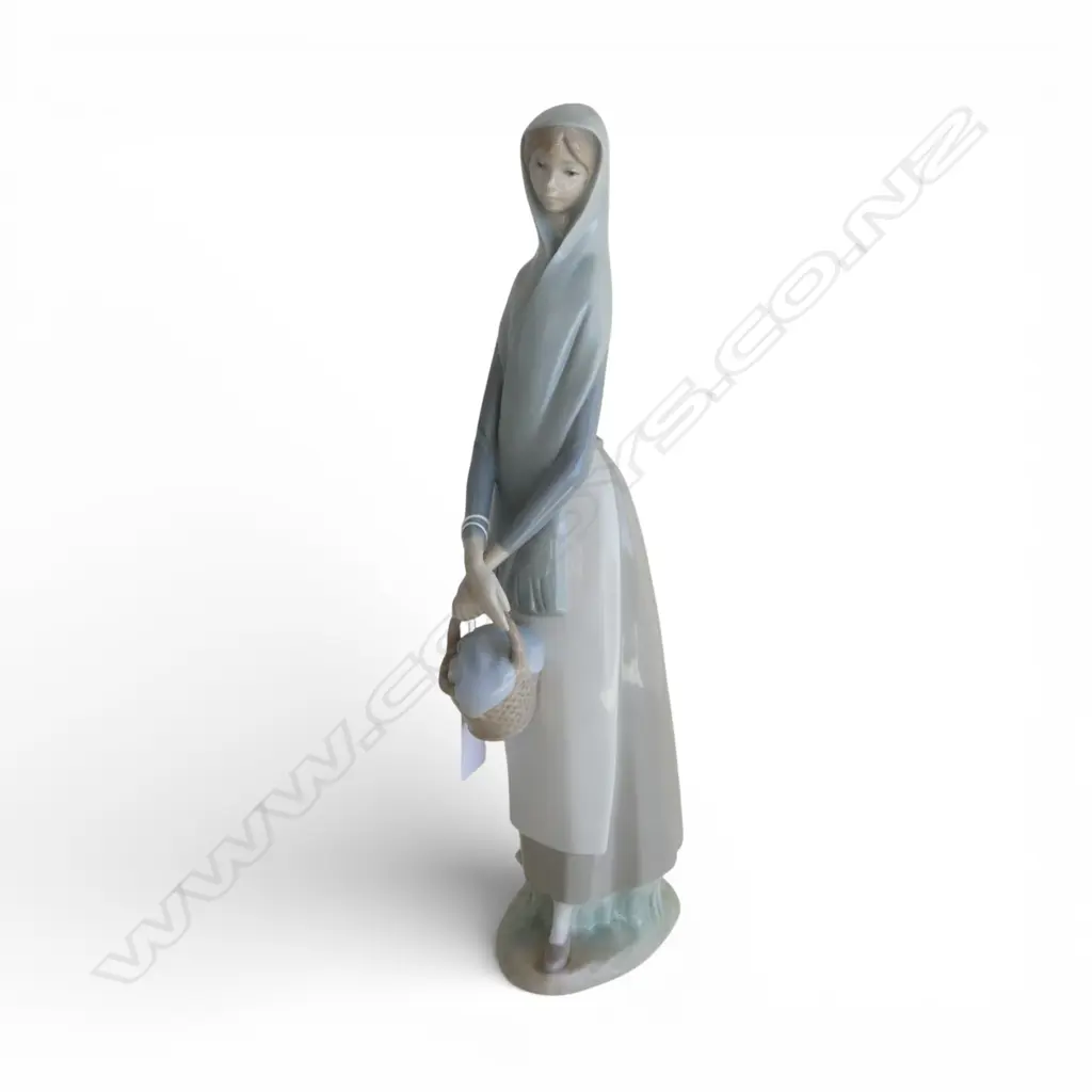 LLADRO WOMAN w. BASKET H.325mm Image 1++