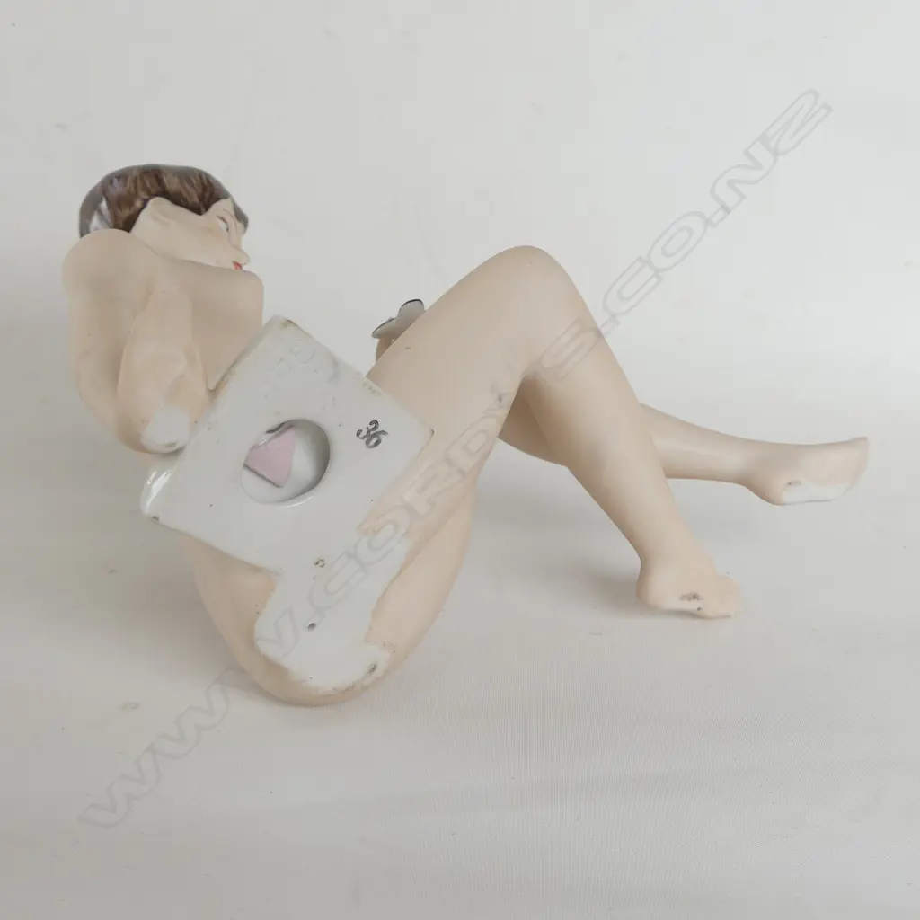 ROYAL DUX NUDE w. BUTTERFLY ON KNEE H.190mm Image 1++