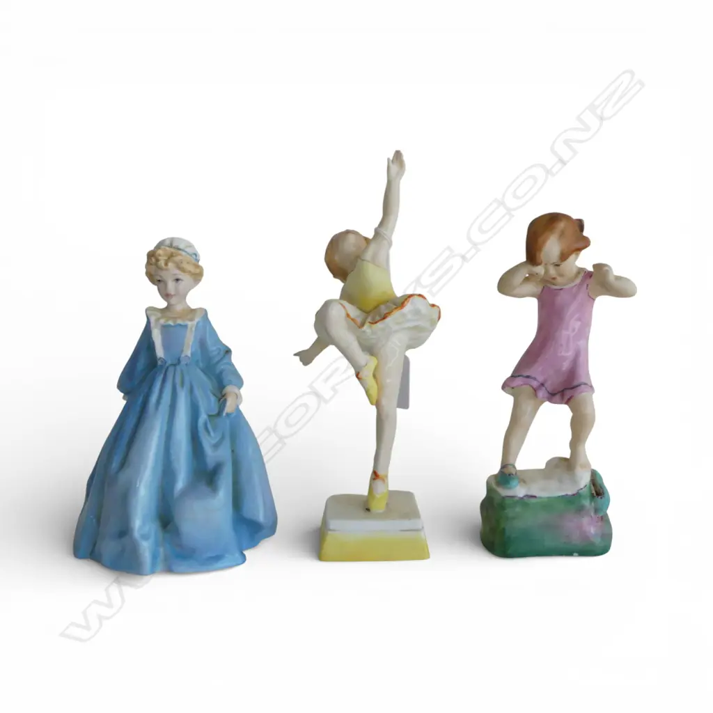 3 ROYAL WORCESTER FIGURINES; GRANDMOTHERS DRESS, TUESDAYS CHILD, WEDNESDAYS CHILD H.210mm Image 1++
