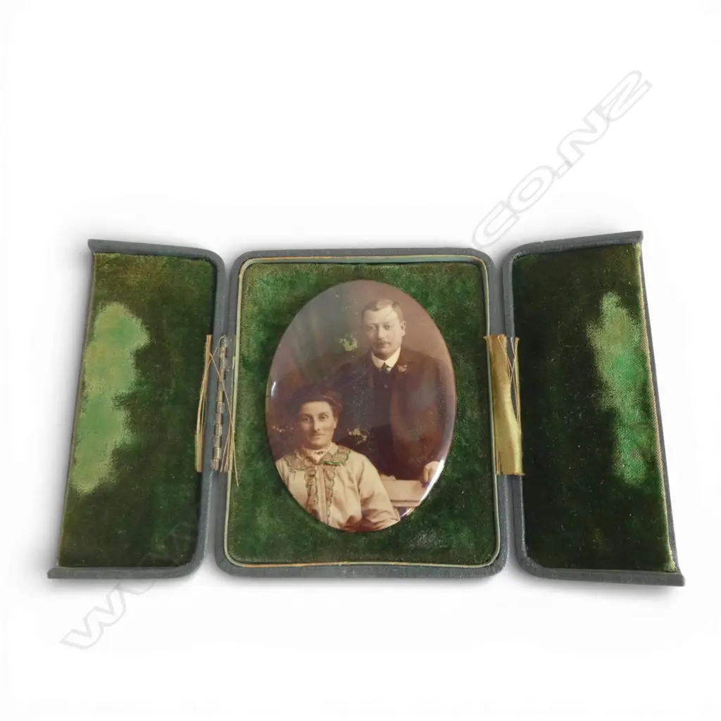 ANTIQUE CASED PHOTOGAPH in BOOK STYLE LEATHER FRAME Image 1++