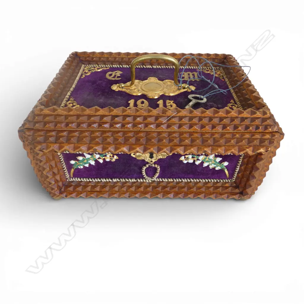 VINTAGE 1915 TRAMP ART BOX w KEY Image 1++