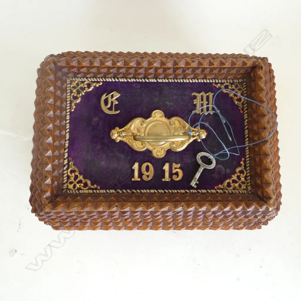 VINTAGE 1915 TRAMP ART BOX w KEY Image 1++