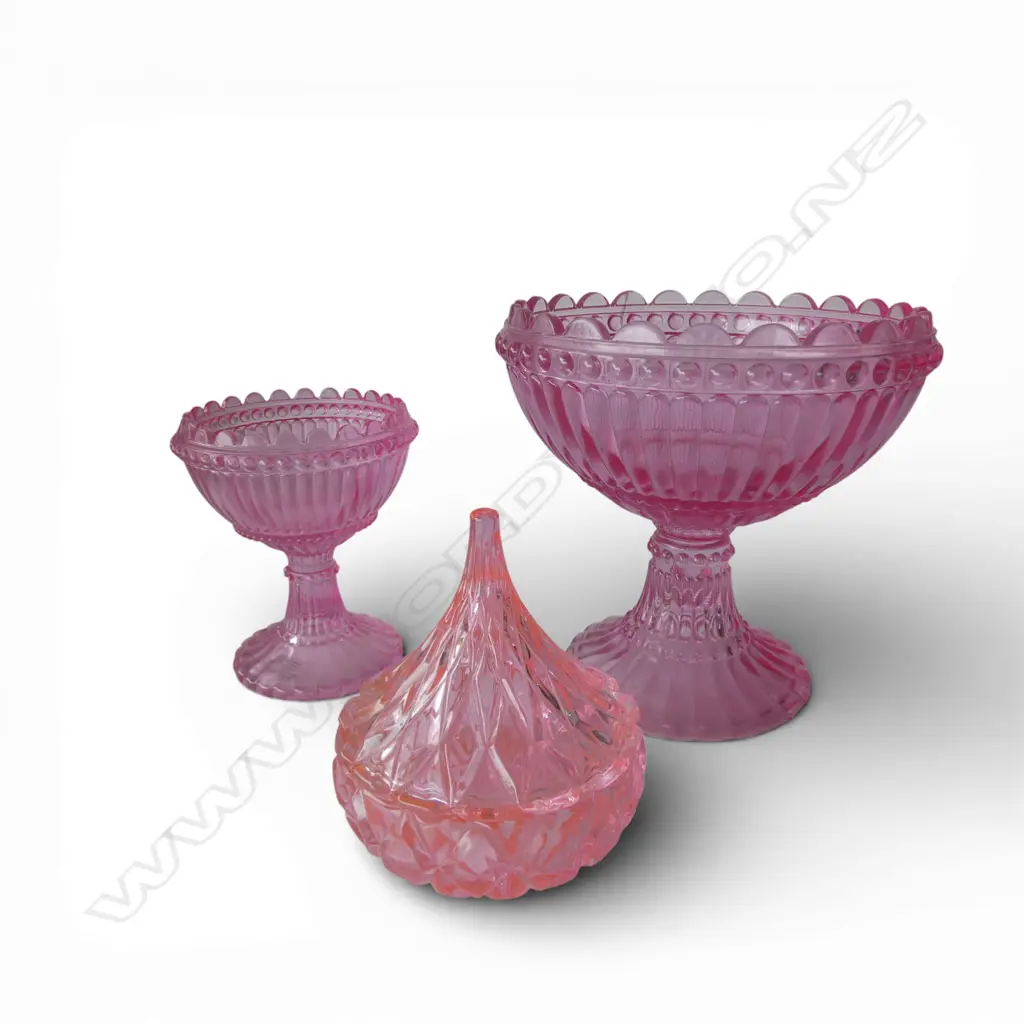 2 PINK GLASS STEMMED BOWLS BY LISABETH DARL H200 & 150MM WITH PINK GLASS LIDDED BOWL Image 1++
