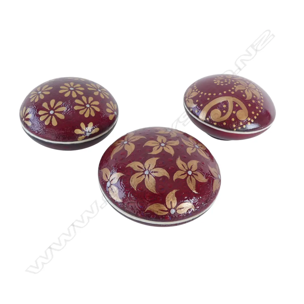 3 KEUM SUN LEE TRINKET BOXES, one sml chip to rim Image 1++