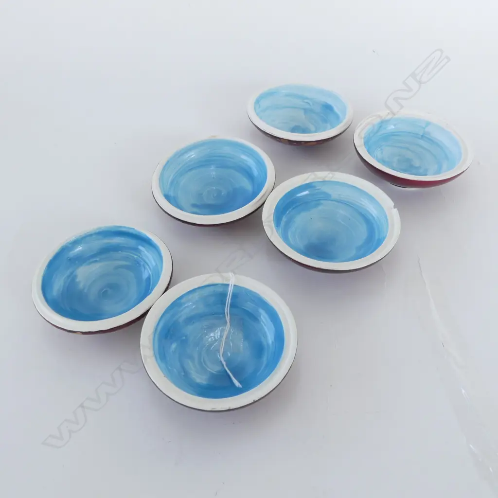 3 KEUM SUN LEE TRINKET BOXES, one sml chip to rim Image 1++