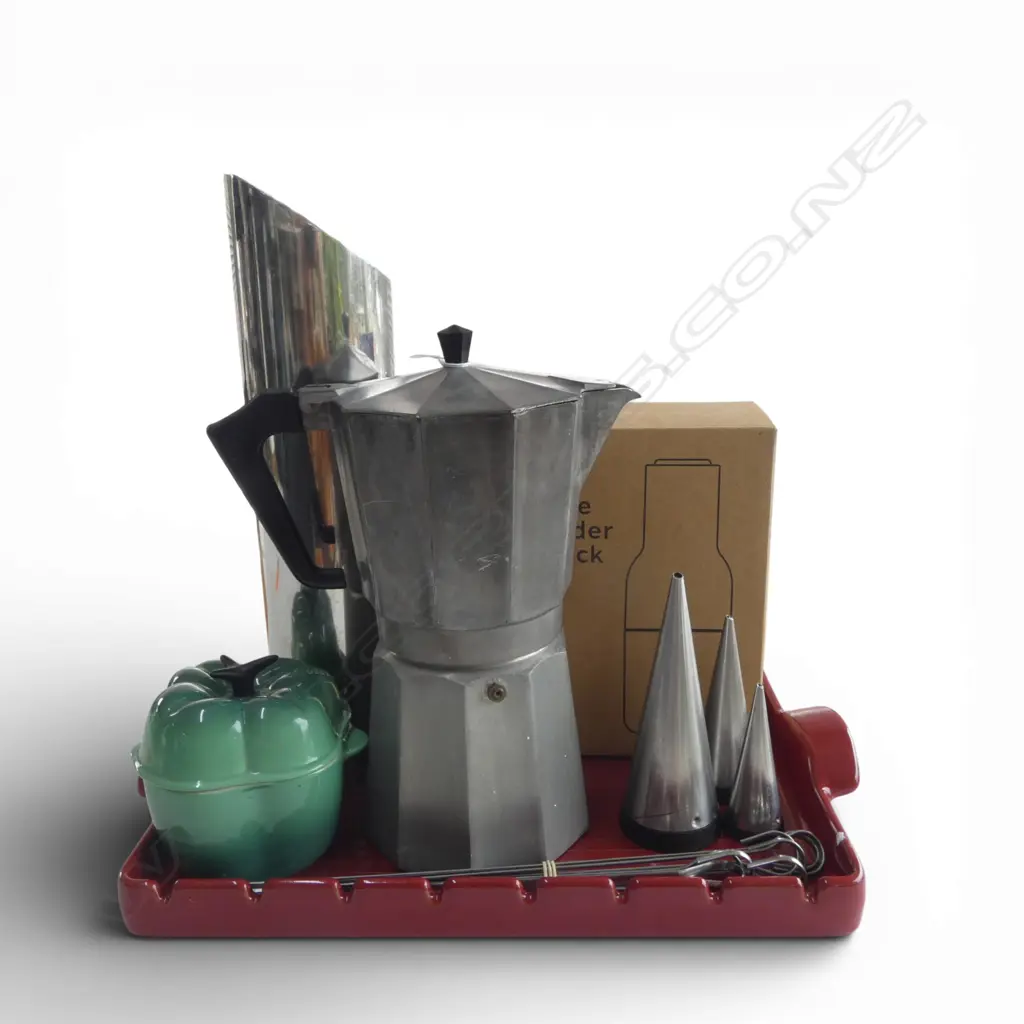 7 PCES KITCHEN WARE; EMILE HENRY TRAY W.420mm, BOTTLE GRINDER, LE CREUSET ETC Image 1++