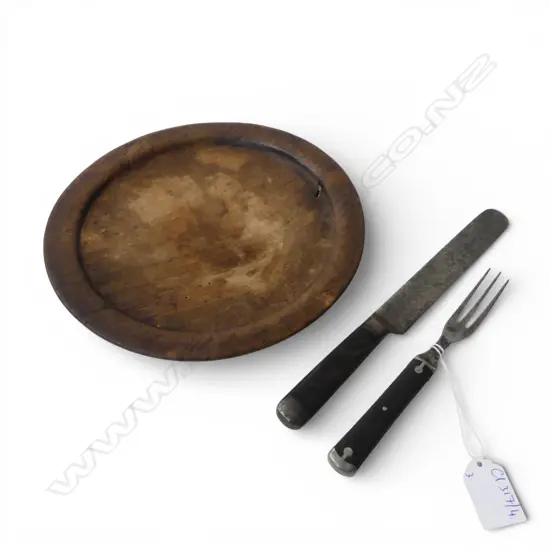 GUMDIGGERS WOODEN PLATE 225mm dia + KNIFE & FORK