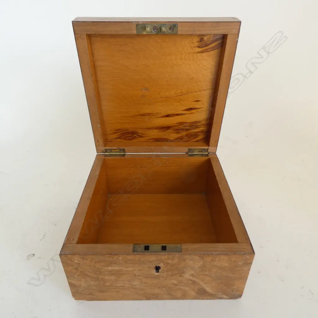 A small New Zealand woods inlay square box W.155mm Image 1++