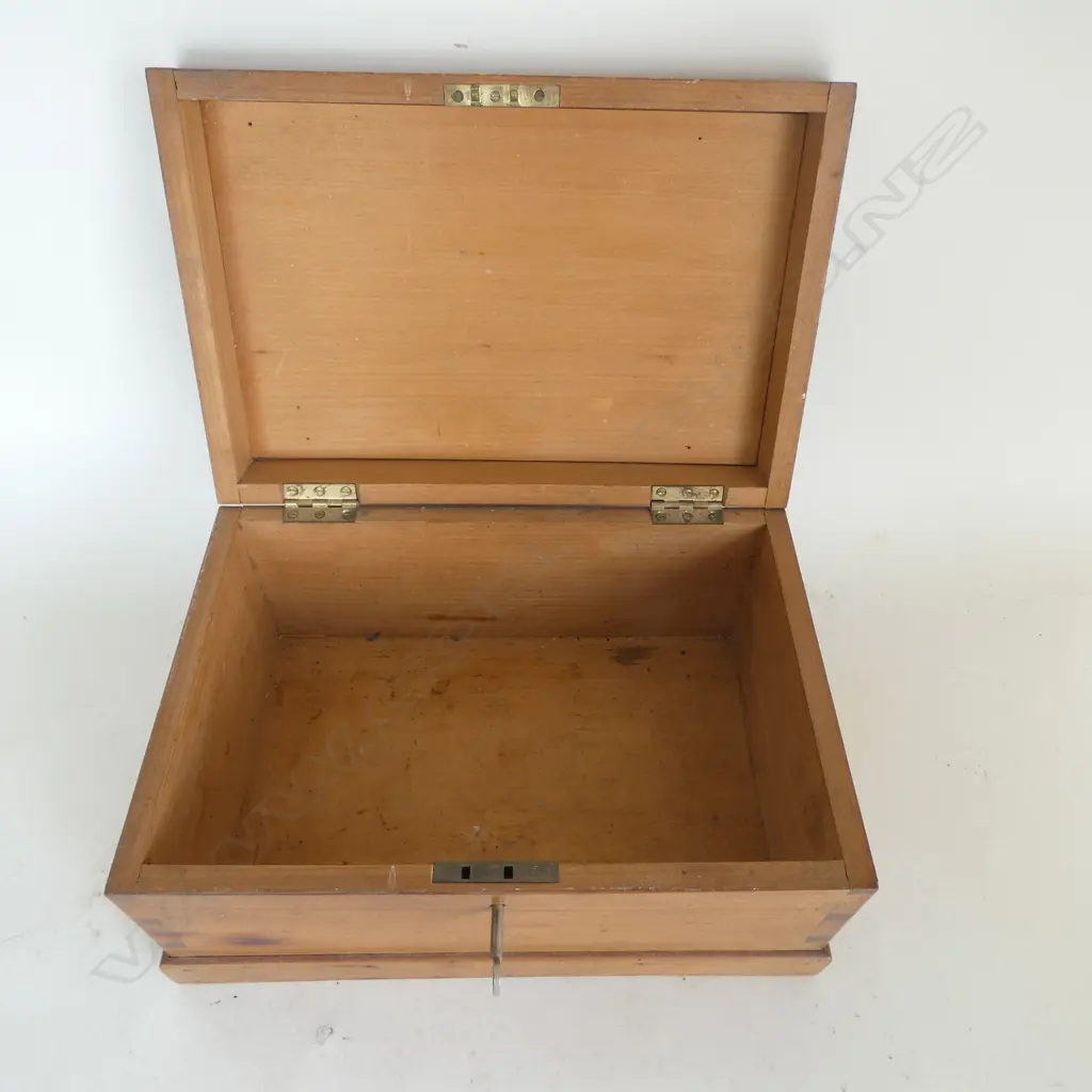 A kauri hinged lidded box with key W.160mm Image 1++