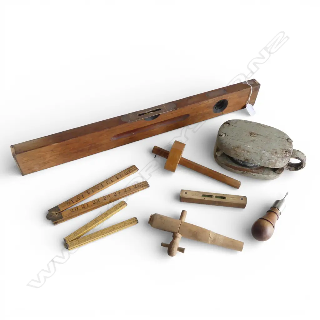 ASST. VINTAGE TOOLS, MEASURES, etc + LEVEL Image 1++