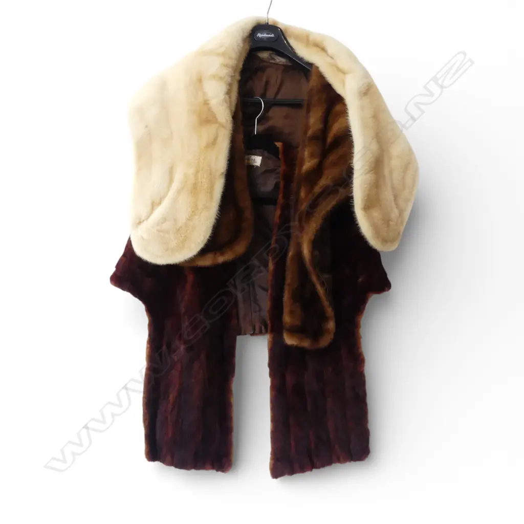 3 VINTAGE FUR STOLES Image 1++