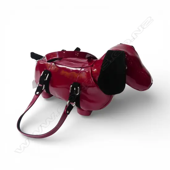 RED VINYL DACHSHUND HAND BAG L.435mm