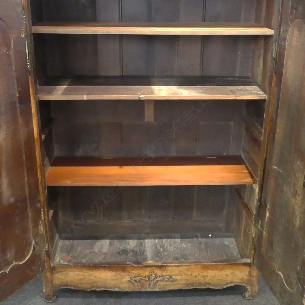 A good early 19thC French walnut armoire, Image 1++