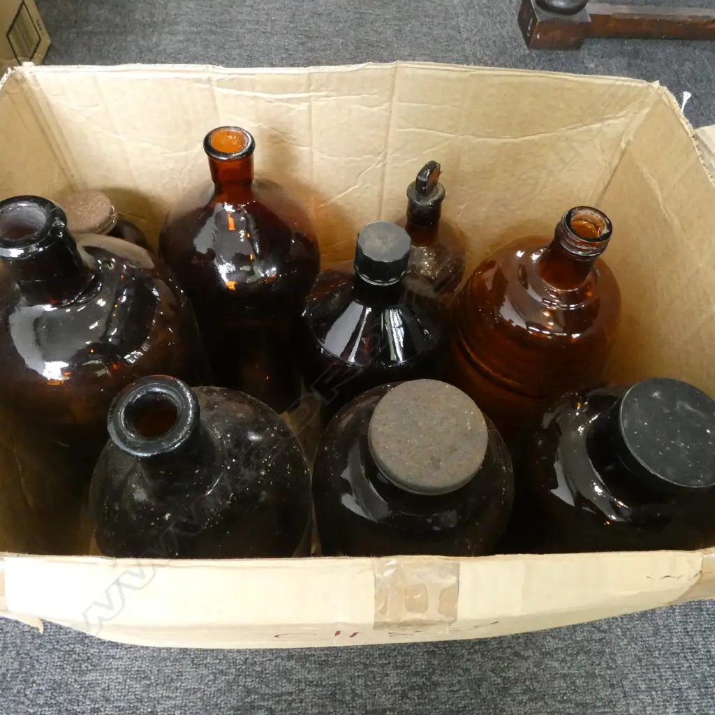 COLLECTION OF VINTAGE GLASS BOTTLES INCLUDING CHEMIST Image 1++