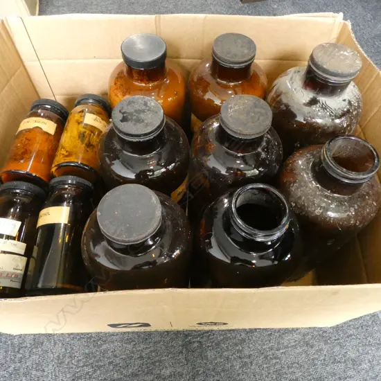 LG COLLECTION OF VINTAGE GLASS CHEMIST BOTTLES larger and smaller, most with lids H.320mm