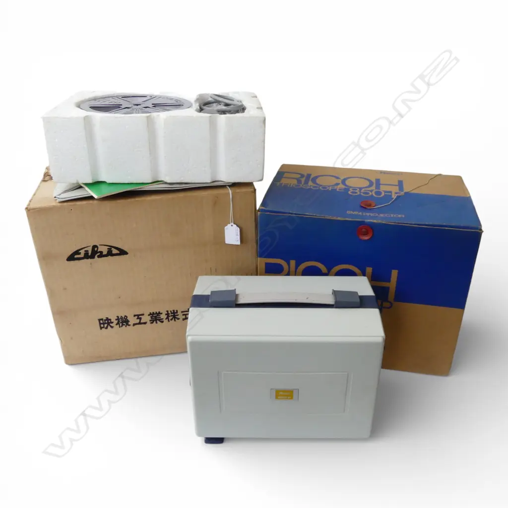2 VINTAGE BOXED PROJECTORS  Image 1++