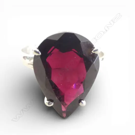 SILVER & GARNET RING SIZE Q