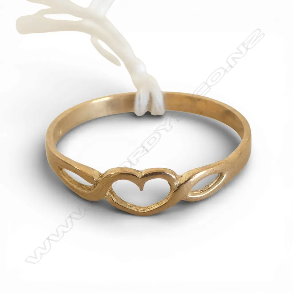 9CT YG HEART RING SIZE O 1/2  1.0gms Image 1++