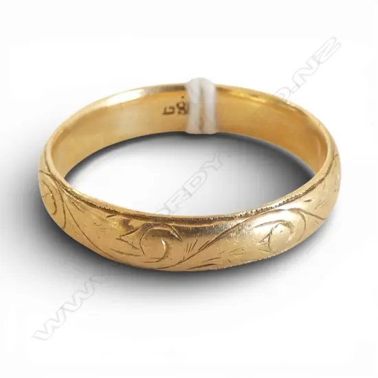 18ct GOLD  SCROLL ENGRAVED WEDDER 4.75gms... SIZE T1/2