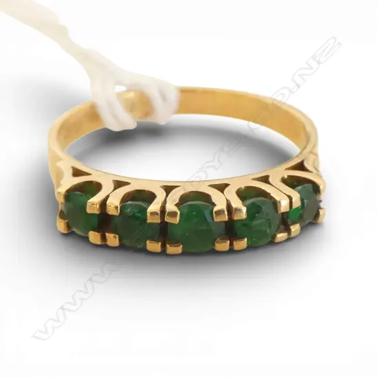 18CT GOLD AND EMERALD RING 3.87gms SIZE Q1/2