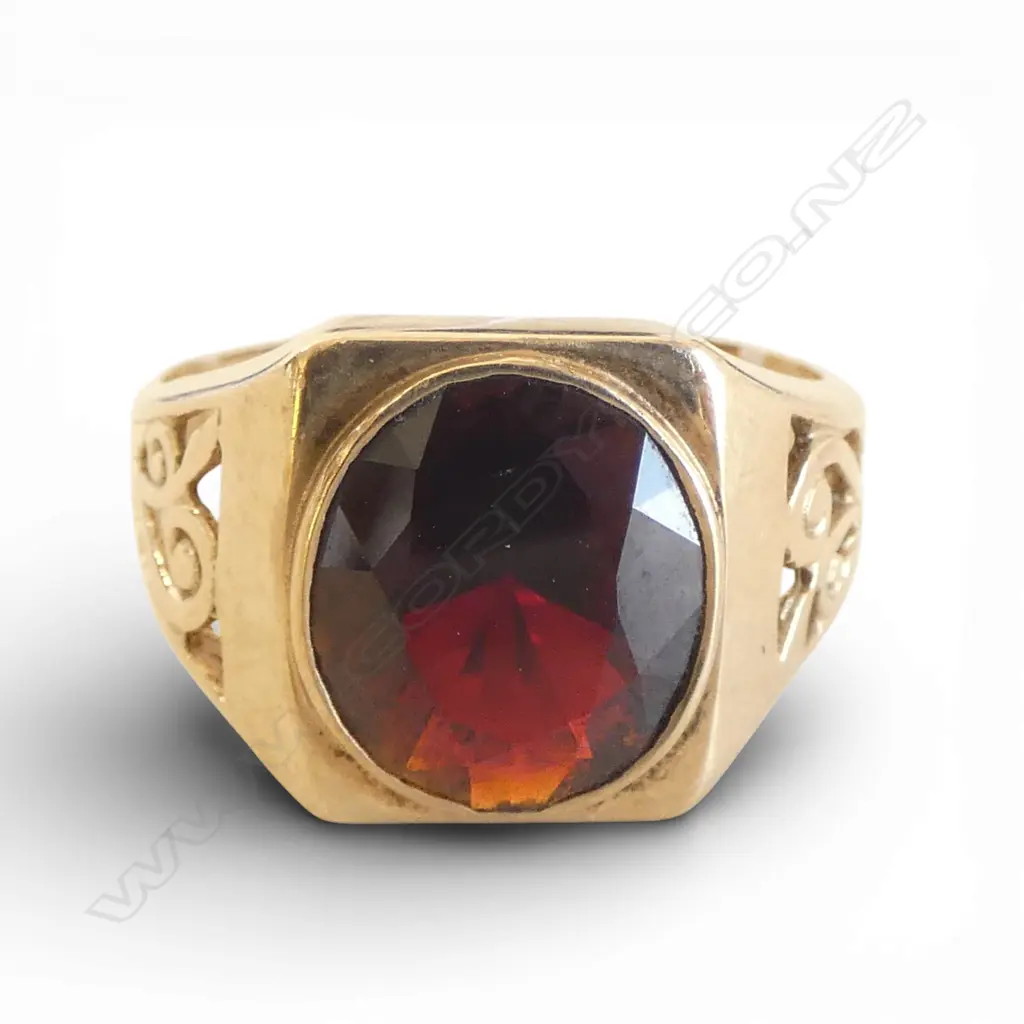 9CT YG GARNET GENTS RING SIZE T 4.4gms Image 1++