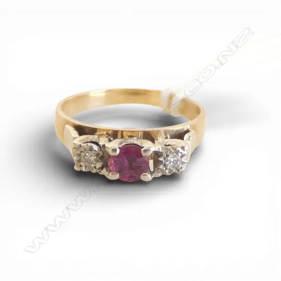 9ct GOLD RUBY & DIAMOND RING. 2.22gms SIZE J