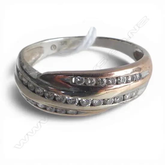 MODERN 9ct 3 TONE GOLD RING w. 27 ROUND BRILLIANT CUT DIAMONDS 0.50pt total weight, H-I COLOUR,  SI2-I1, 3.65gms SIZE S