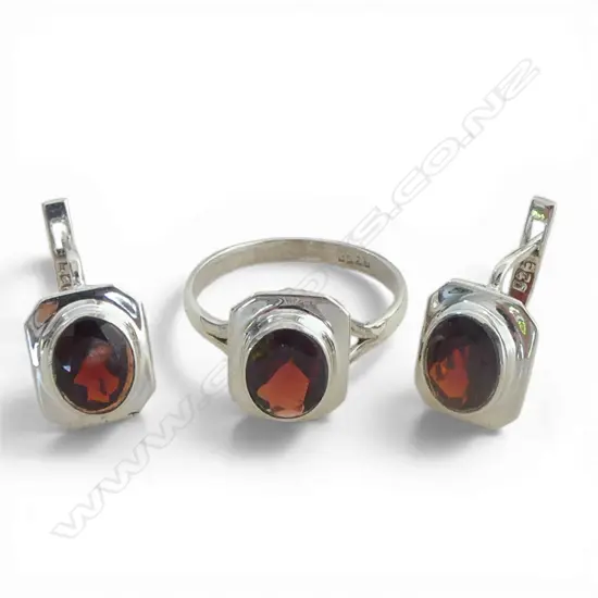 SILVER GARNET RING & PR MATCHING EARRINGS SIZE S