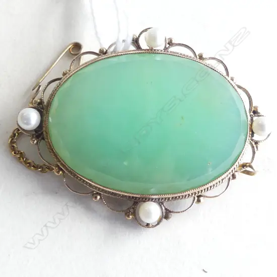 18ct GOLD PALE GREEN JADE or CHRSOPRASE & PEARL BROOCH 30x40mm one pearl needs re fixing