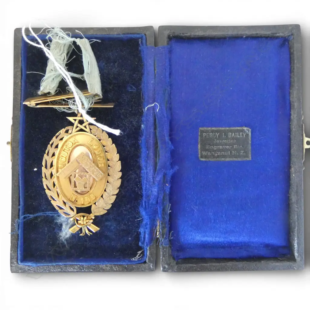 9ct GOLD 1921 large LODGE JEWEL 'MOUTOA LODGE No.195'. 26gms Image 1++