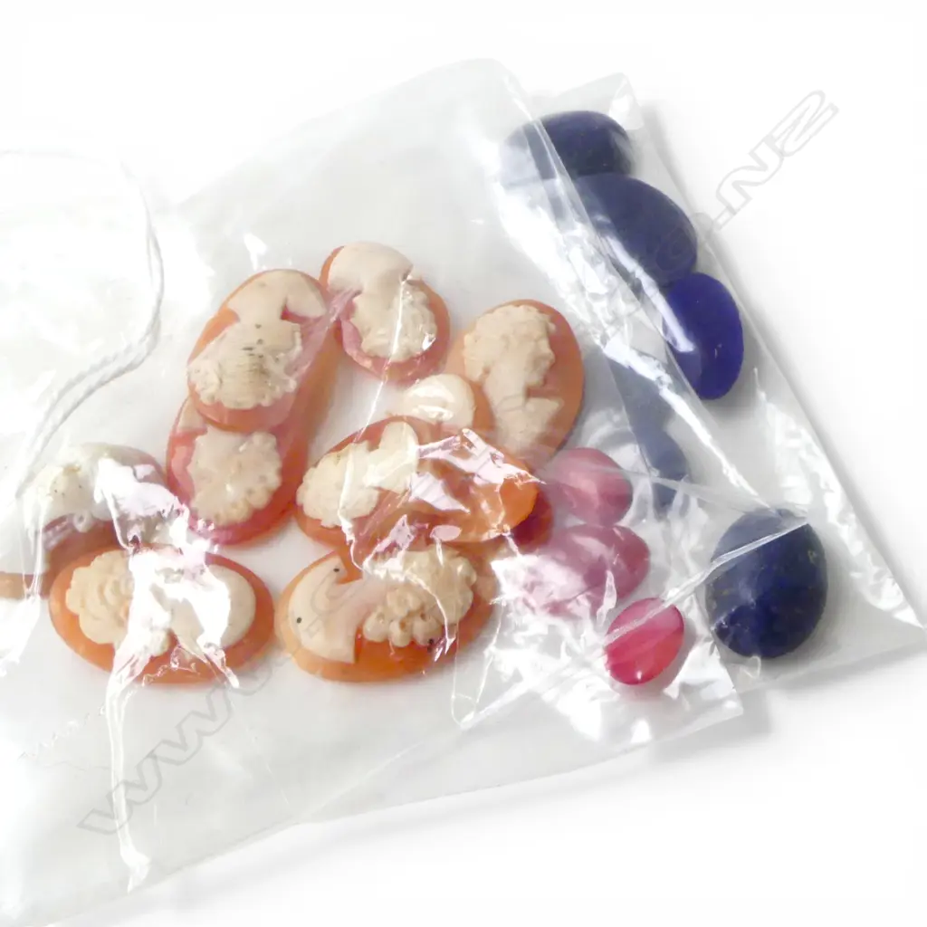 10 VINTAGE ART NOUVEAU SHELL CAMEOS, 6 LAPIS LAZULI CABOCHONS, 4 CORAL CABOCHONS Image 1++