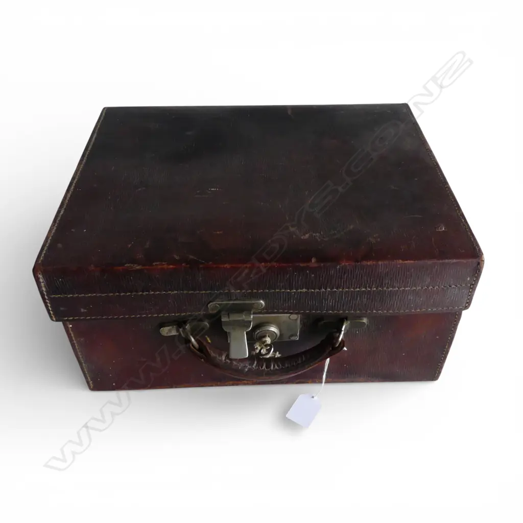 EDWARDIAN TRAVELLING SET LEATHER CASE + CONTENTS INCL. 4 STG SILVER CAPPED BOTTLES LONDON 1910 W.355mm Image 1++