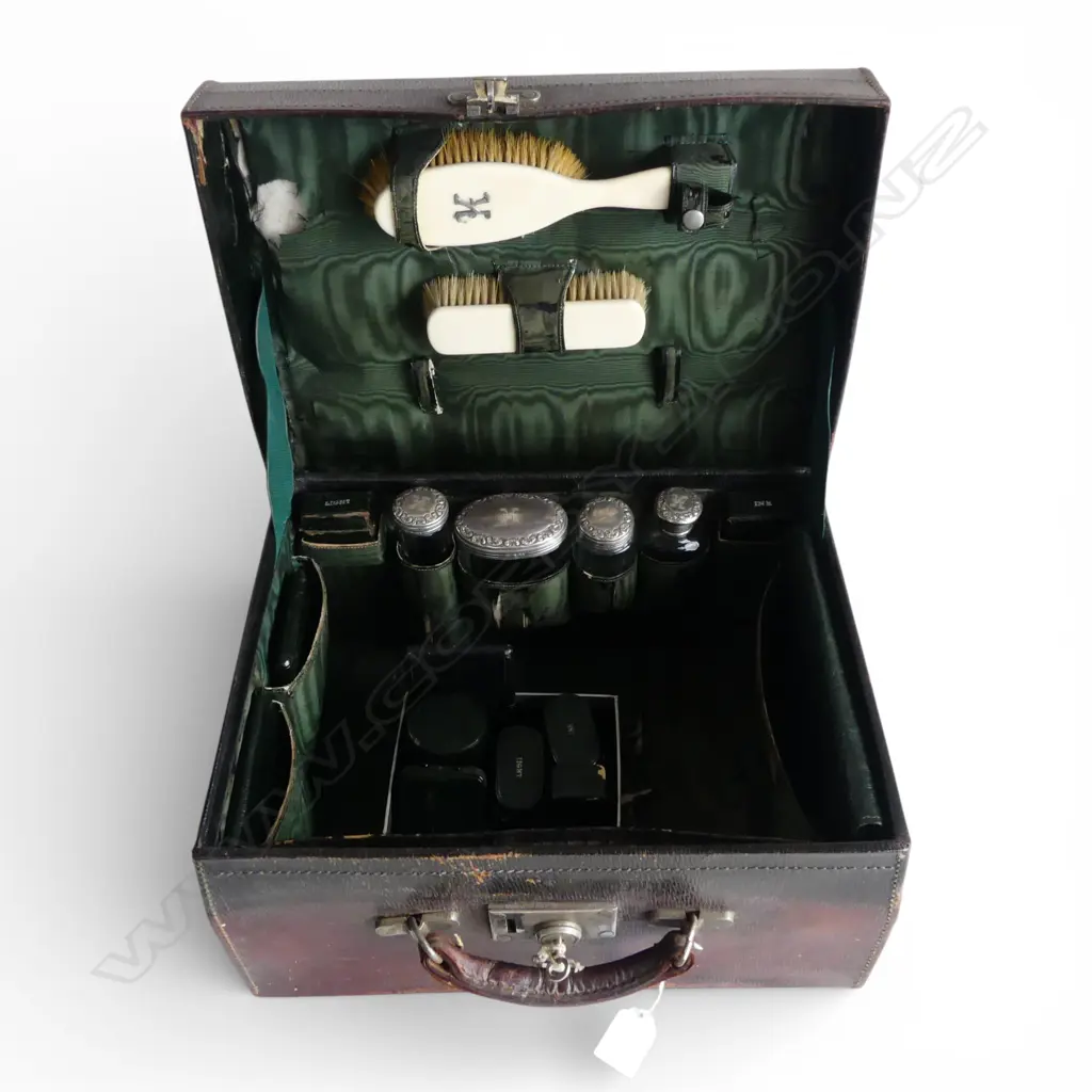 EDWARDIAN TRAVELLING SET LEATHER CASE + CONTENTS INCL. 4 STG SILVER CAPPED BOTTLES LONDON 1910 W.355mm Image 1++