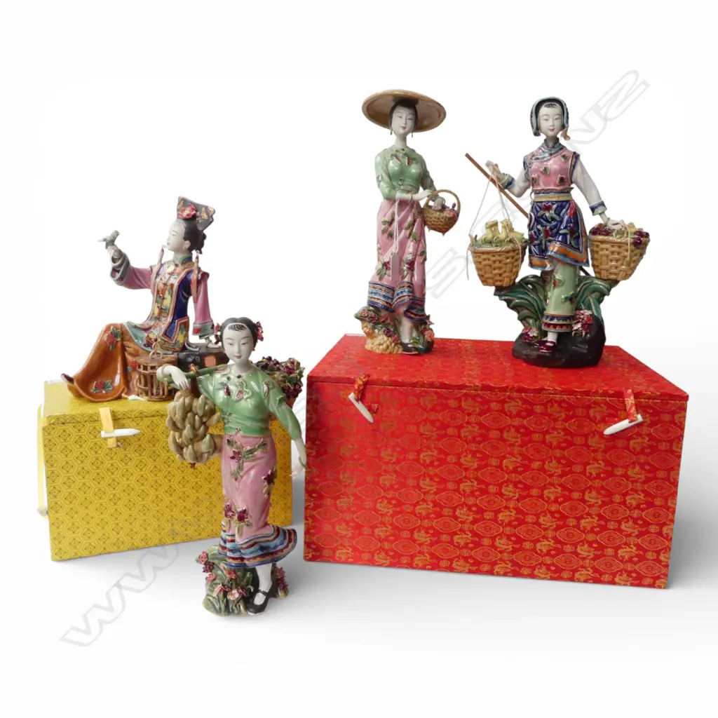 4 ORIENTAL PORCELAIN LADIES (1 AF, 1 w. FINGER REPAIRED) H.330mm Image 1++