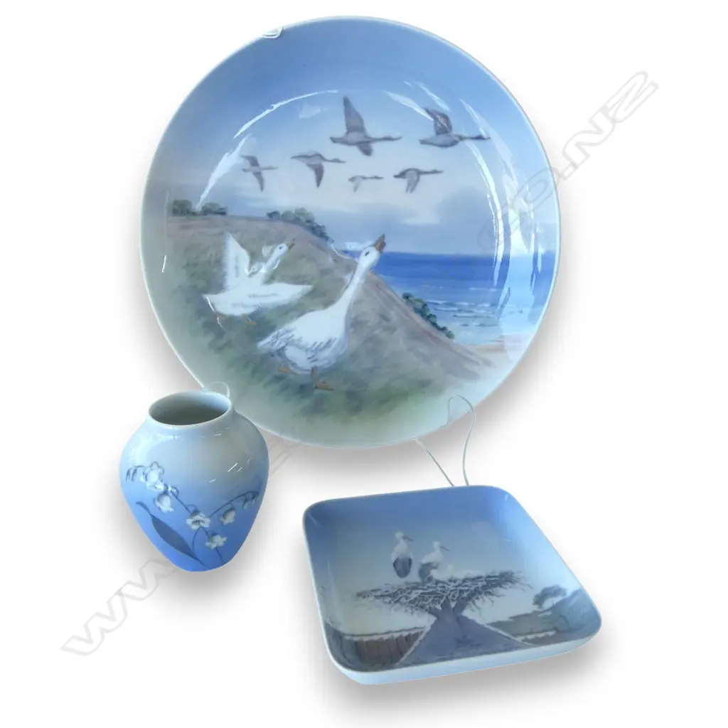 3 PCES ROYAL COPENHAGEN; GEESE PLATE 255mm dia, VASE, DISH Image 1++