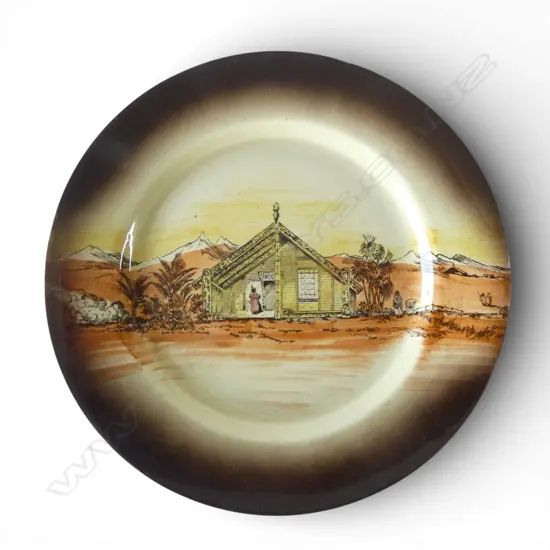 PLATE w. MARAE DESIGN; ROYAL STAFFORDSHIRE POTTERY 'HOMELAND SERIES' NZ 270mm dia 