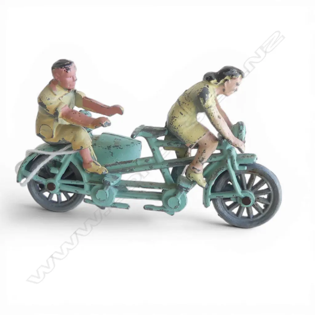 RARE VINTAGE LEAD MORESTONE FAMILY TANDEM BICYCLE & SIDECAR L.90mm Image 1++