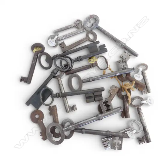 COLLECTION OF 20 PLUS VINTAGE KEYS