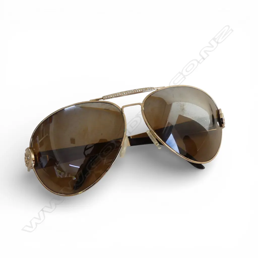 PR VALENTINO SUNGLASSES IN BURBERRY CASE Image 1++